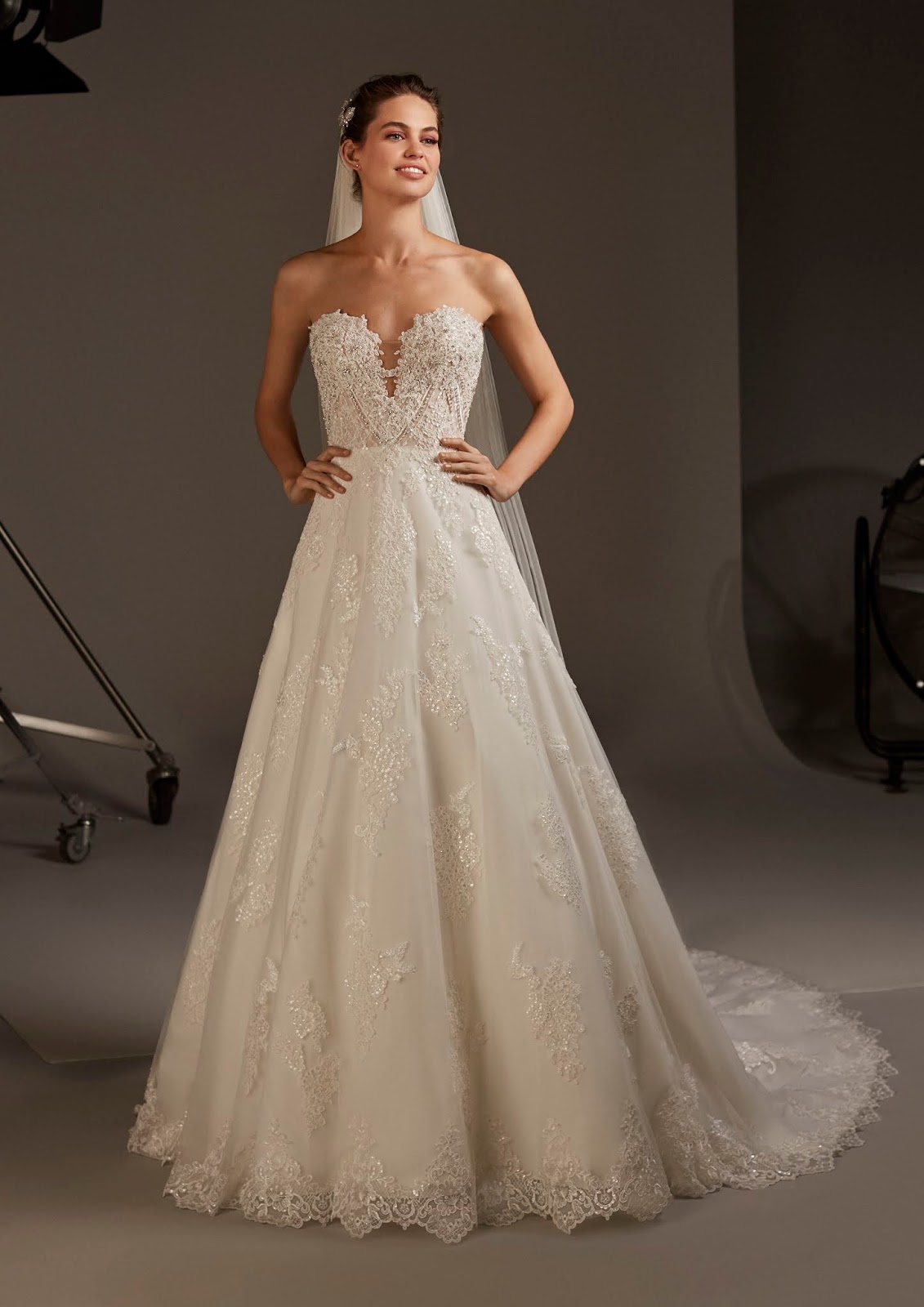 Abiti da sales sposa pizzo 2020